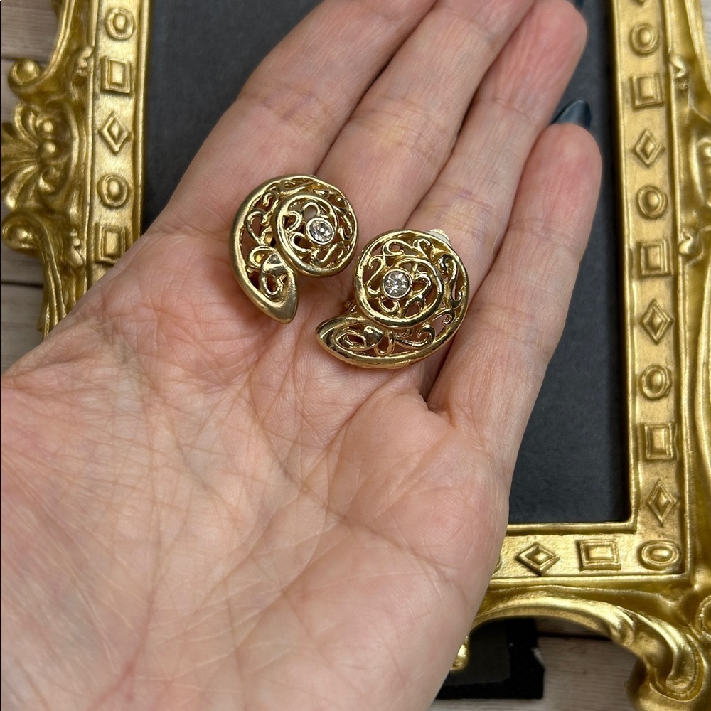 Vintage Gold Swirl Clip On Earrings